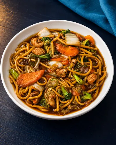 Yakisoba de carne e frango